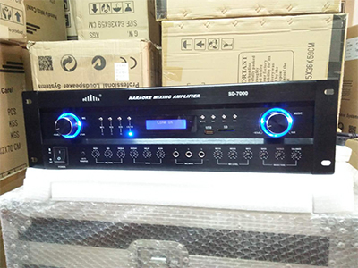 MP3,蓝牙，摇控
五路话筒输入。
四路音视频输入／二路音视频输出。
四路音箱输出， 输出功率RMS (1KHz, 8Ω)
左右声道 580W+580W
频率响应 20Hz-20KHz ±1 dB
电源供应 AC210V-230V~50Hz
标准电源 AC220V~50Hz
机器体积 430 X 380 X 130(MM)
输入灵敏度/阻抗
话筒 5-100mv/1Kohm
线路 250mv/47Kohm
音乐音调控制
低频 80Hz ± 10dB
高频 12KHz ± 10dB
话筒音调控制