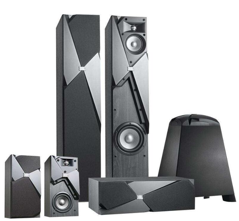 JBLJBL STUDIO180配合波导Bi-Radial波导管技术，呈现声音细节。采用高频扬声器位于铝圆顶中，使用陶瓷夹在两边内。低音扬声器可播放环绕低音，罗纹结构提高动态的同时也能减少失真。采用10英寸有源低音炮，功率达到300W。而且采用了低音反射式箱体设计，能够做到声音逼真不失真。